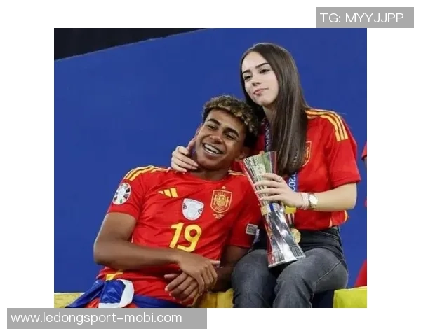 小吧社交秀精彩纷呈亚马尔与女友甜蜜互动胡梅尔斯女友惊艳亮相 小吧社交秀精彩纷呈亚马尔与女友甜蜜互动胡梅尔斯女友惊艳亮相