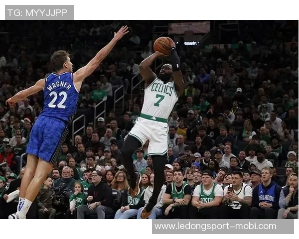 杰伦布朗首节狂砍19分3板2助2断三分火力全开助力球队领先