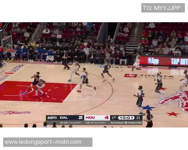 浓眉挡拆展现强大防守弗拉格精准三分助攻球队逆转局势 浓眉挡拆展现强大防守弗拉格精准三分助攻球队逆转局势