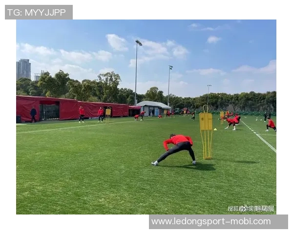 海港队在哈利法国际体育场开启冬季训练首课全力备战新赛季